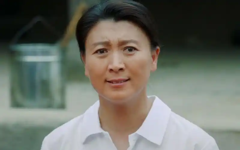 凭借这部电视剧,闫学晶的名气不单单在东北三省,也开始在全国各地流传