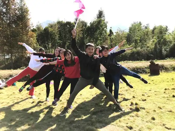 本着让全体教职工亲近自然,放飞心情,增强团队凝聚力的目的,此次活动