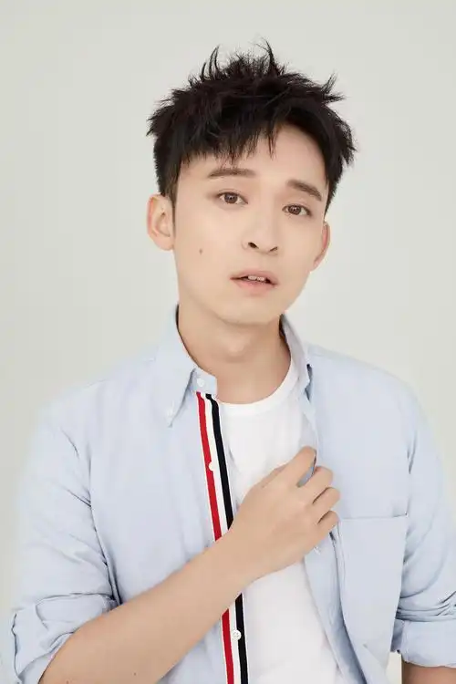 董子健董冬咚d身着蓝色衬衫笑容灿烂眼神清澈明亮