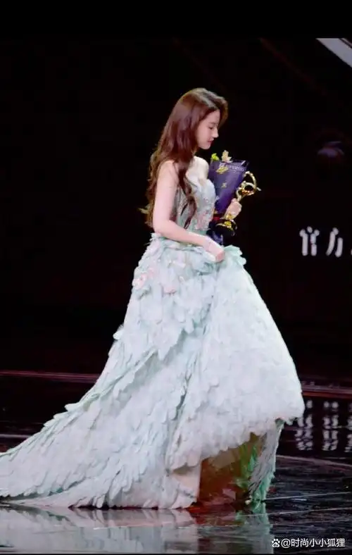 刘亦菲化身孔雀仙子微博之夜被热议!高定礼服气质高贵优雅