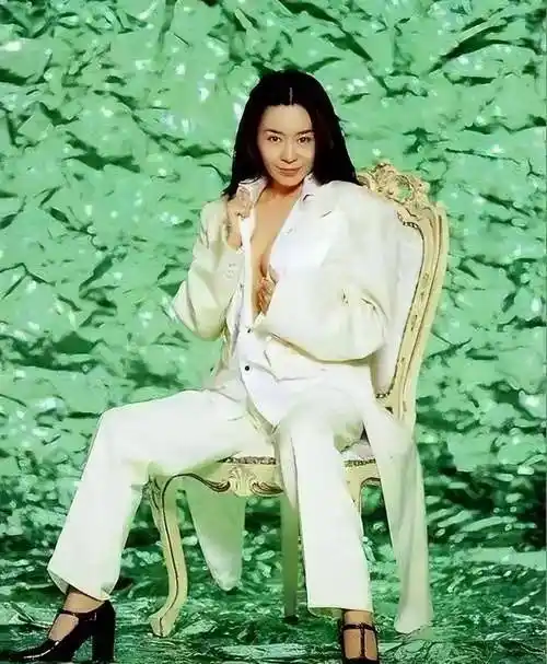 原来她才是刘德华唯一公开承认的女友,48岁穿衬衫裙很优雅_造型_裙子_