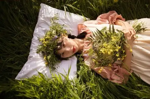 女生睡觉的唯美图片女生躺着的图片