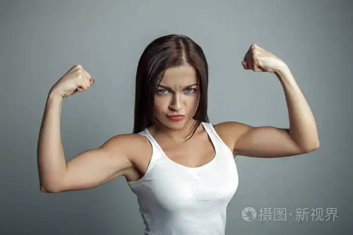 女孩显示她的二头肌.情感概念