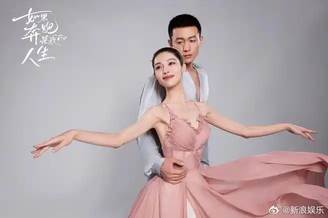 14日,钟楚曦和侯雯元晒出健身房对镜自拍官宣恋情!