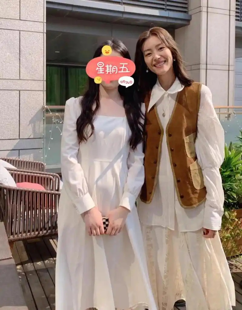 刘雯携张梓琳参加闺蜜婚礼,穿马甲配半身裙,超模同框似选美现场!