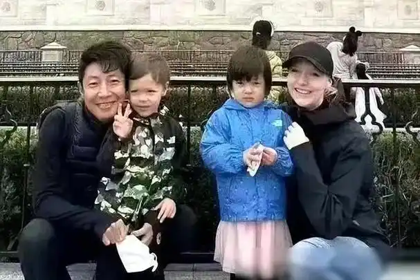 撒贝宁一家四口游玩被拍李白颜值变化引热议夫妻俩好甜蜜