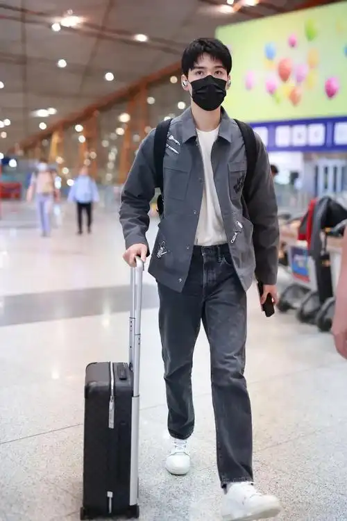 男星街拍 | 许光汉化身晨跑路上邻家boy好阳光!