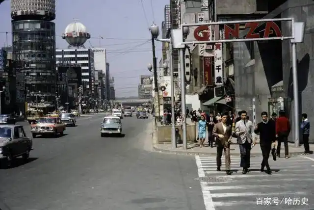 老照片:1960-70年代日本东京,女生穿着时尚,银座街区繁华异常