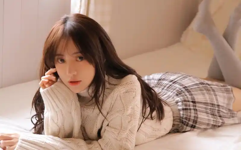 毛衣美女性感撩人写真桌面壁纸