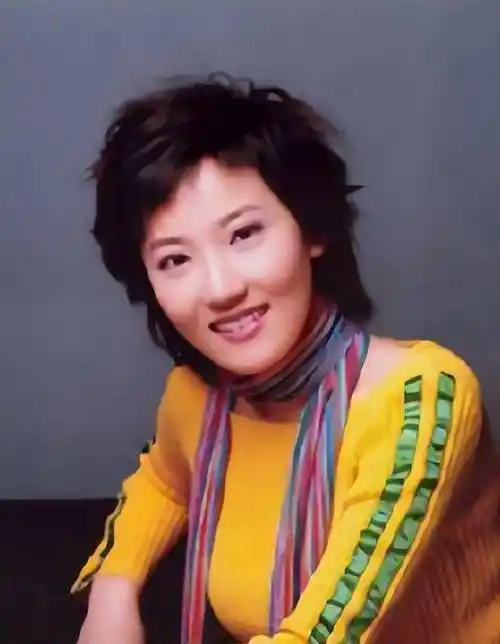 著名主持人郑天亮:嫁大6岁同行,婚后"分居"15年,她幸福吗?