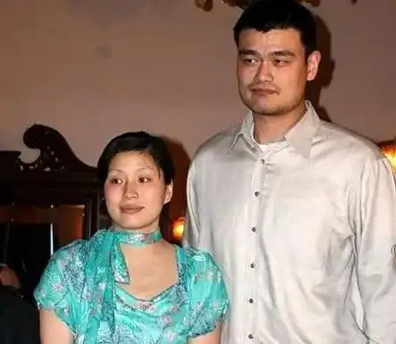 400斤体重的姚明和叶莉结婚后叶莉睡觉前床中间必须留条缝