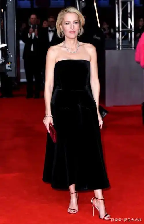 吉莲·安德森(gillian anderson):黑色无肩带天鹅绒迷笛裙