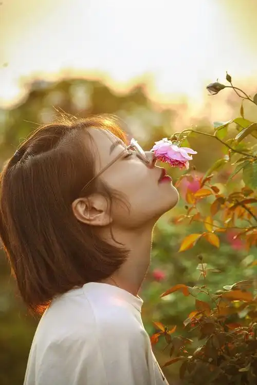 闻月季芬芳的美女图片