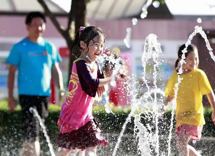 5度高温 孩子们喷泉戏水