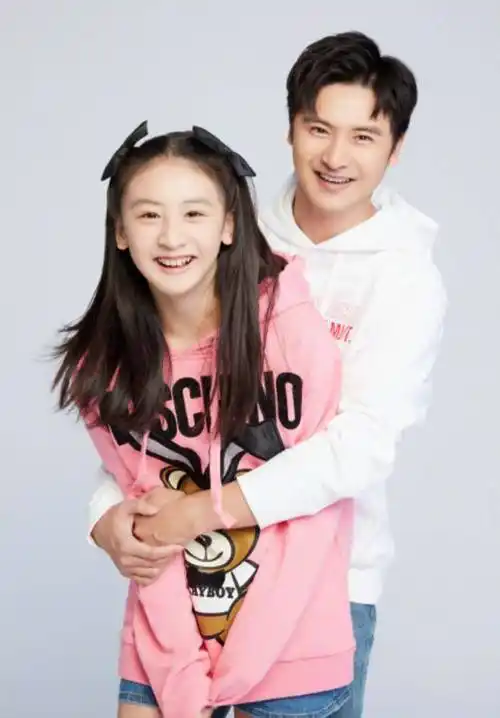 田亮罕晒儿女照片,13岁森碟样貌大变,身高与爸爸相差无几_女儿_礼物