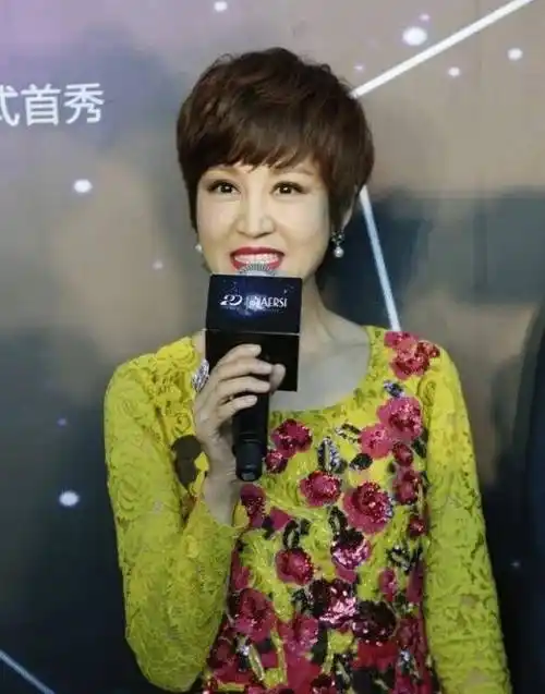 鲍蕾也逃不过岁月流逝?