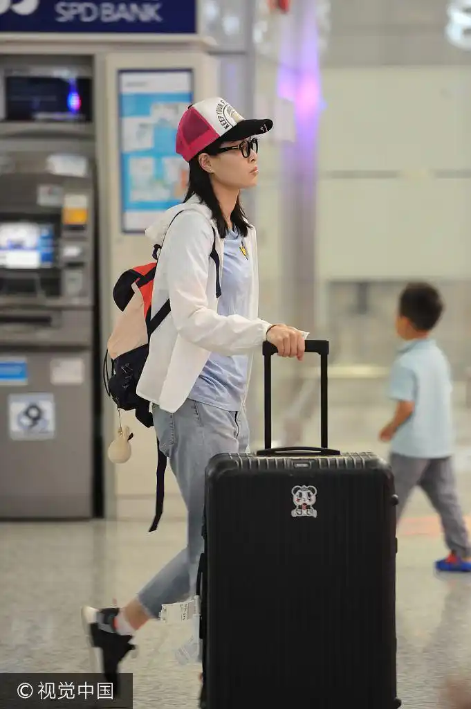 组图:吴敏霞休闲范儿现身机场 不见老公陪同显孤单