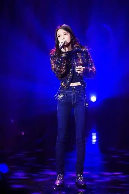 张韶涵真敢穿一条紧身牛仔裤秀曲线网友36岁美成18岁少女