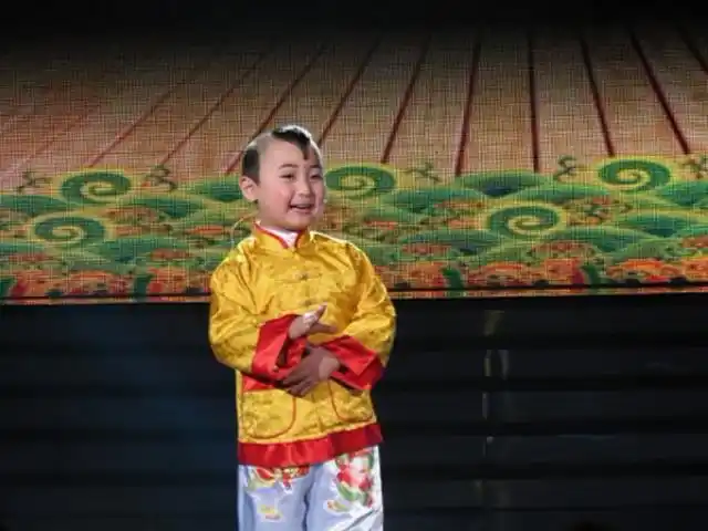 邓鸣贺:4岁学戏曲6岁登央视,被父母当"摇钱树",离世时仅8岁