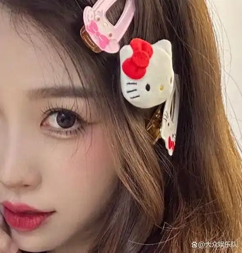 虞书欣穿吊带裙,托腮嘟嘴甜美俏皮,脑袋比心秀纤细蛮腰