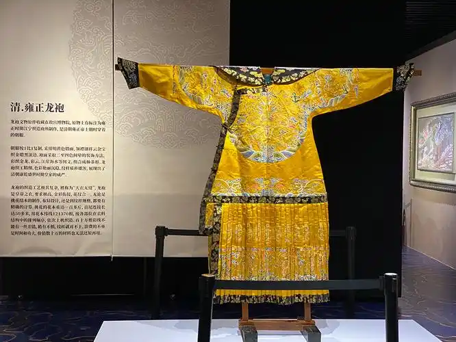 何为天衣无缝来上海最高博物馆看雍正皇帝龙袍复制品
