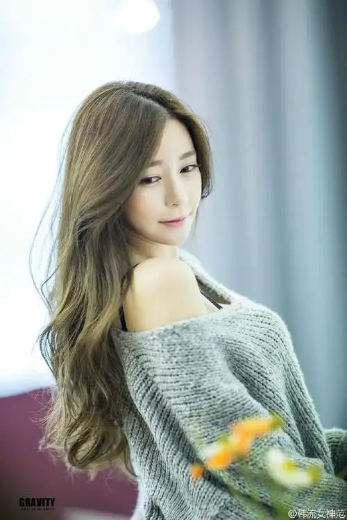 微露香肩小美人 风情长发醉我心