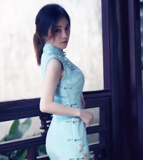 相比于脸,冯提莫的上围更能让网友刷礼物,看她穿旗袍你就知道了