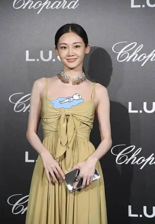 苗苗的身材也太薄了,裙子前面绑两个飘带,依旧很有"空间感"_设计_部分