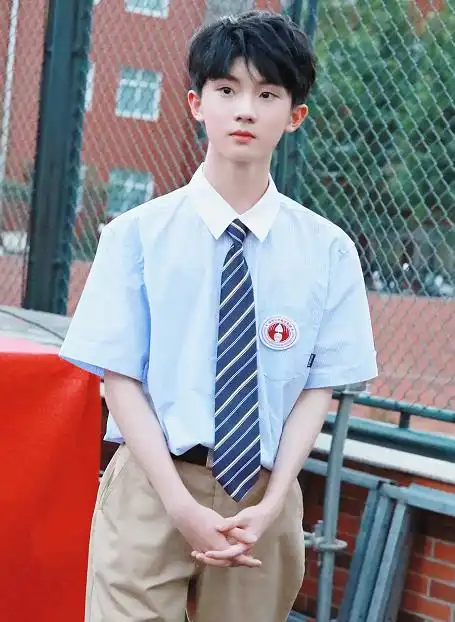 马嘉祺穿校服升旗,素颜依旧很精致,被认出假装不是本人