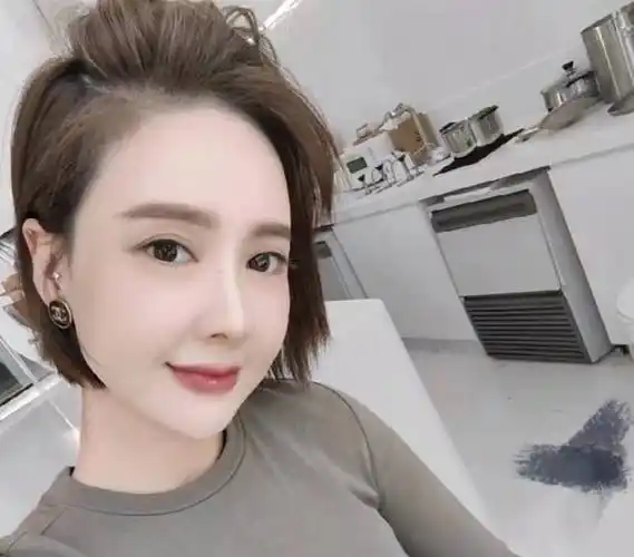 杨鸣新欢美照被曝!