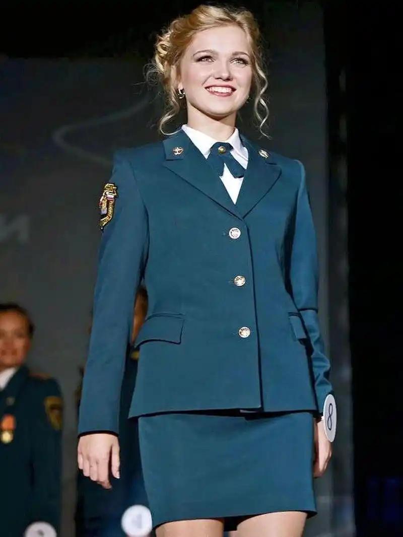 军装美女:俄罗斯女兵 俄军08条例的礼服是目前俄罗斯最好看的一款礼服