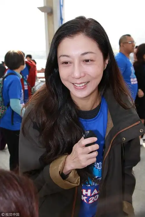 吴绮莉素颜做慈善露灿笑 称接受女儿性取向