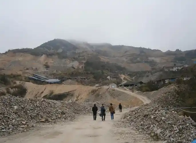 图为赣州市大余县西华山废弃钨矿治理前景象.