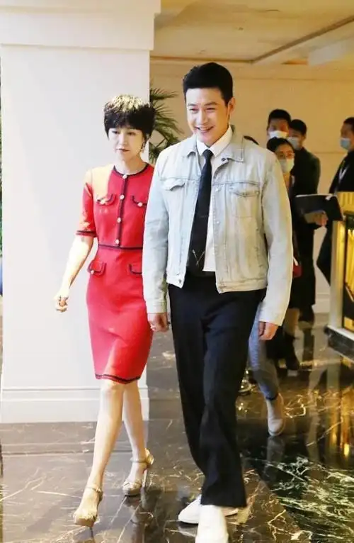 陆毅和妻子同框看起来真甜蜜穿牛仔外套配衬衫意外的帅真有型
