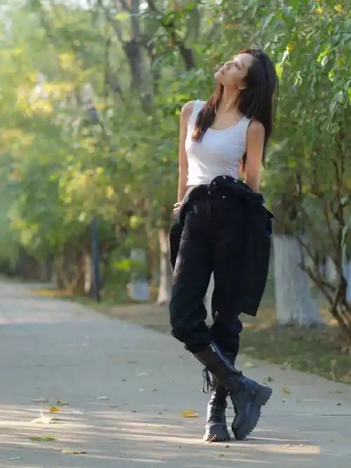 原创谋女郎周晓凡晒火辣美照黑裙大炫牛奶肌完全不逊色刘浩存