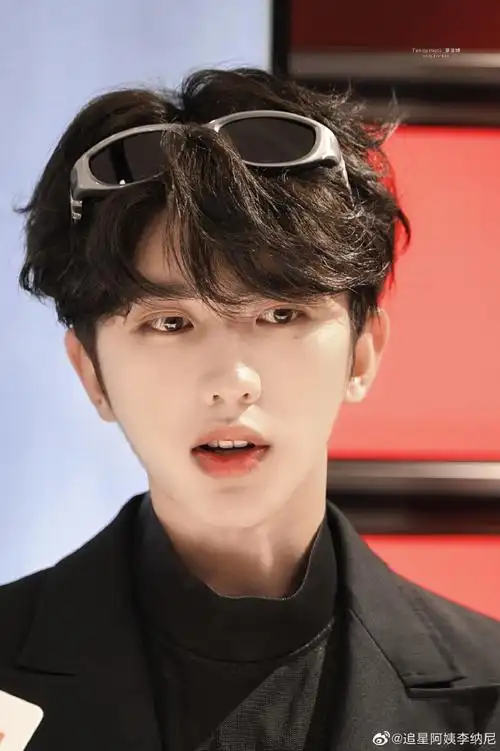 蔡徐坤的背头造型