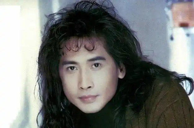 中国台湾歌手齐秦凭借清澈透亮的嗓音和一头时尚的长发,成为万千歌迷