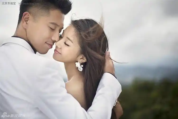 王雷李小萌唯美温馨婚纱照拍摄图片 李小萌夫妇简约风浪漫婚纱照图集