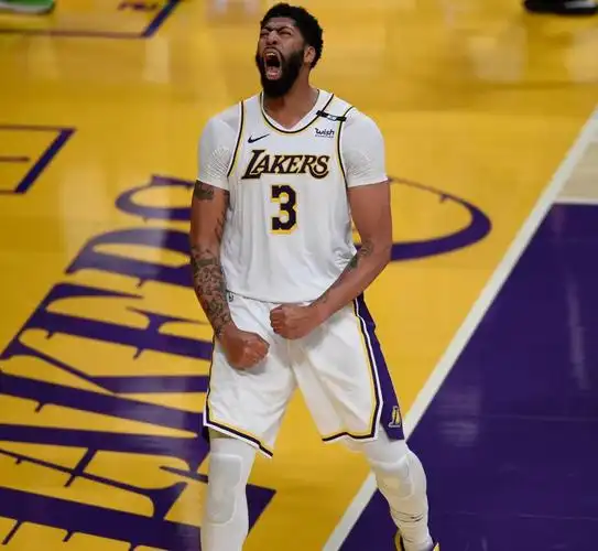 低开高走戴维斯全场24投10中贡献25分12篮板