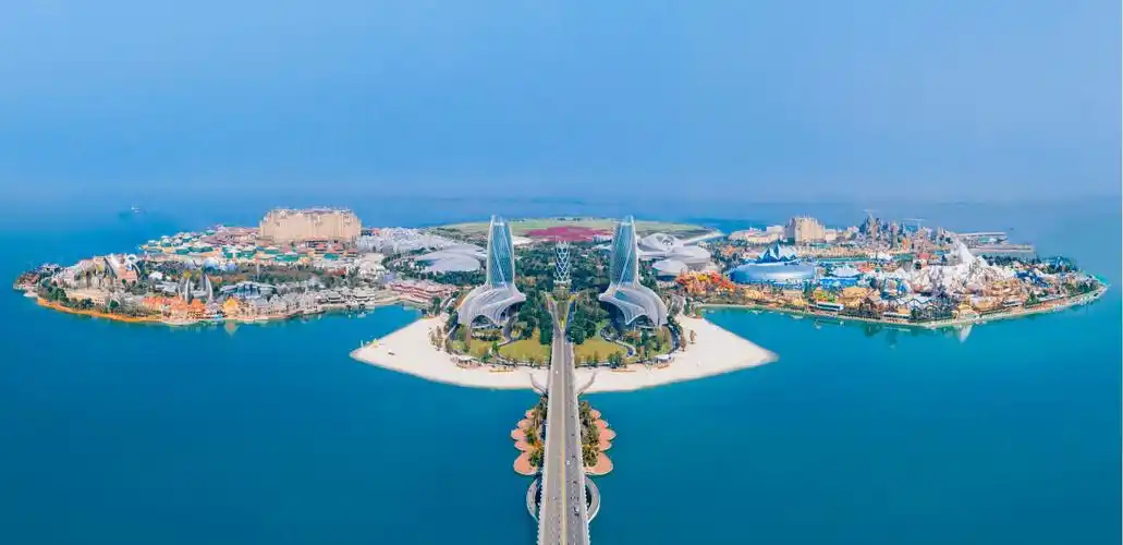 式岛屿组成,规划平面形态为盛开在海中的三朵花,故取名为"海南海花岛"