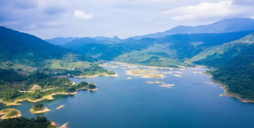 相传古时吊罗山树木十分繁茂,但由于当地人烧山种粮,对森林资源利用不