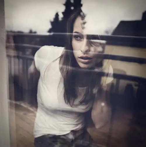 人面桃花相映红 玻璃窗背后的迷人女性