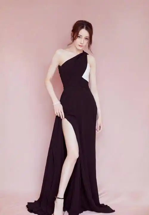 公认身材火辣的迪丽热巴,怪不得爱穿高开叉长裙,这"腿"真绝了