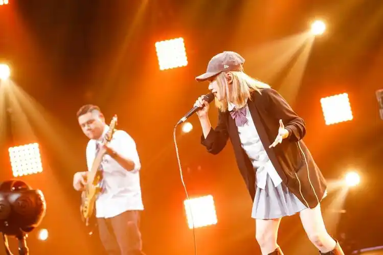 首次登陆8k户外大屏,越秀区政府,4k花园等联合举办5g 4k/8k vr云直播