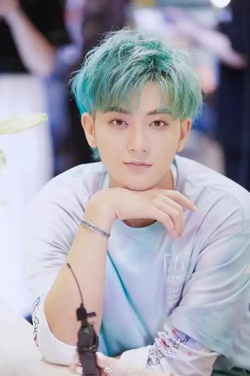 黄子韬的新发型,大胆挑战扎染糖果色超级吸睛