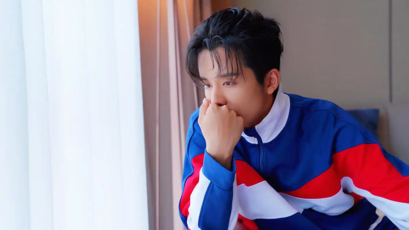 张新成换了个长发造型,更帅了