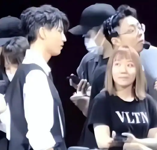 粉丝曝王俊凯与经纪人恋爱穿情侣装,更多蛛丝马迹被扒,男方疑否认