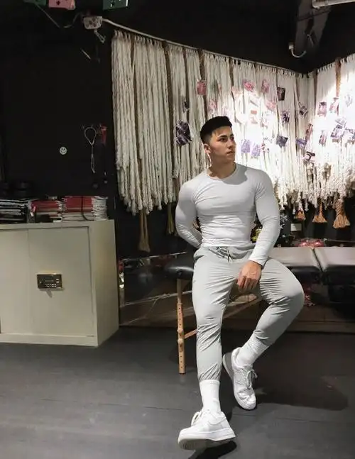 满身肌肉的新疆大男孩前凸后翘帅气逼人