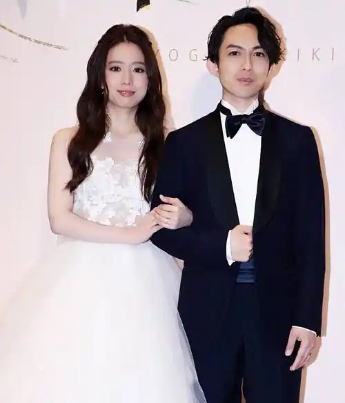 自此便开启了个人的"旅途生活",在遇到林宥嘉之前,她经常在国外进修