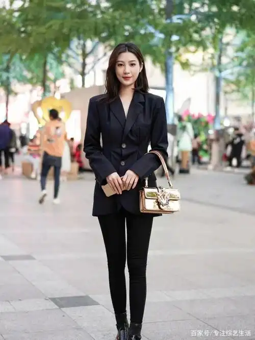 街拍,小姐姐灰色西装外套内搭白色体恤,身材苗条短靴时尚